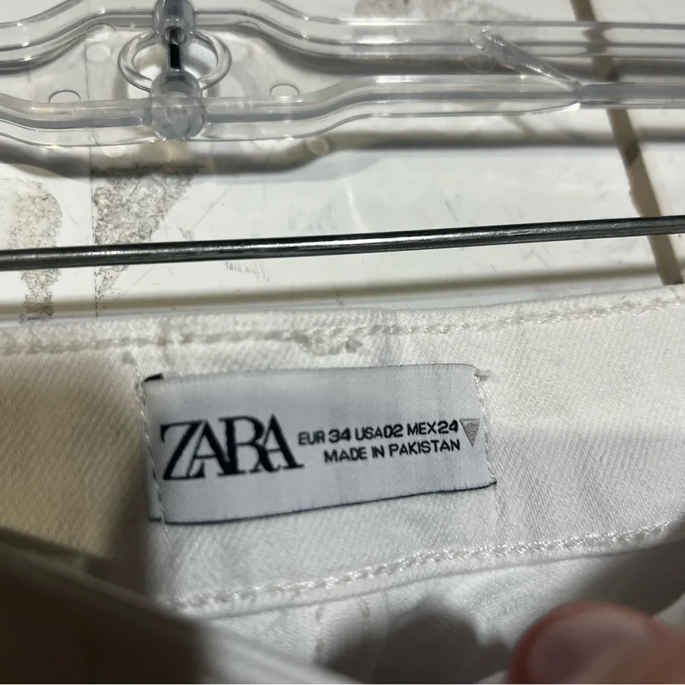Zara Jeans High Rise White Frayed Women’s Size 2